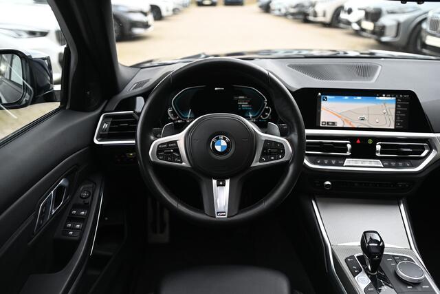 BMW 3-SERIE 320e High Executive M Sport Automaat / Schuif-kanteldak / Sportstoelen / Achteruitrijcamera / Stuurverwarming / LED / Head-Up / Harman Kardon / Stoelverwarming