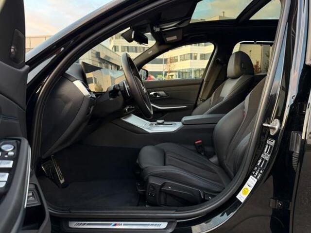 BMW 3-SERIE Touring 320d xDrive M-SPORT ** LED, NAVI+, HALF-LEDER, PANO, H&K, HuD, TREKH, 19-inch LMV ** 1e EIG - UNFALLFREI ** ** INFORMEER OOK NAAR ONZE AANTREKKELIJKE FINANCIAL-LEASE TARIEVEN **