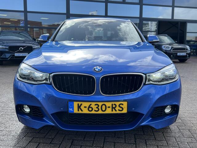 BMW 3-SERIE GT Gran Turismo 340i M-Sport High Executive Trekhaak Camera Head Up Harman Kardon Adaptive Led Elek.Sportstoelen Zwart Leder Estoril Blauw M Kleur 6-Cilinder B58 LCI
