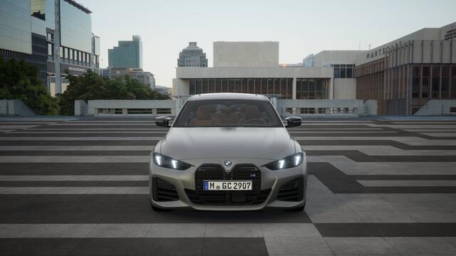 BMW 4-SERIE Gran Coupé M440i xDrive High Executive Automaat / Schuif-kanteldak / Trekhaak / Adaptieve LED / M Adaptief onderstel / Parking Assistant Plus / Comfort Access