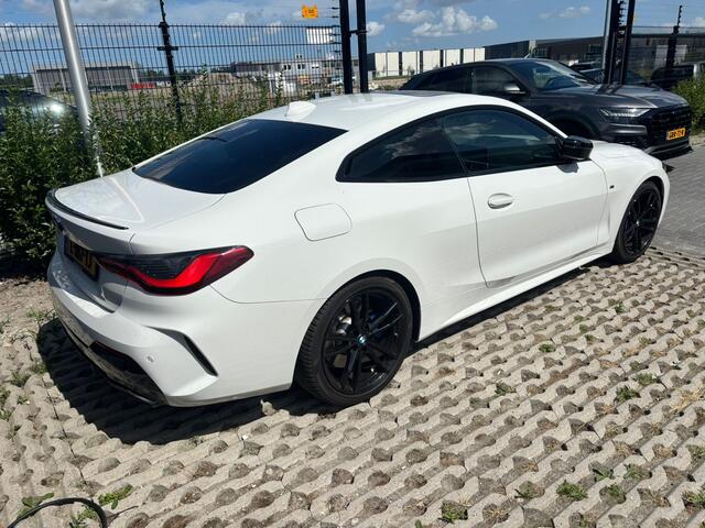 BMW 4-SERIE Coupé 430i 259 pk High Executive M-Sportpakket / NL-Auto/ Keyless/ Head-Up/ Laser/ Schuifdak/ Harman&Kardon/ Apple-Carplay/ Park.Sens/ 19'' LMV