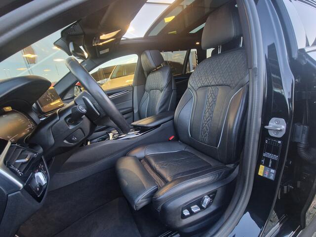 BMW 5-SERIE Touring 530e xDrive HE M-Sport Massage Panorama Soft close 4wielsturing HUD HK