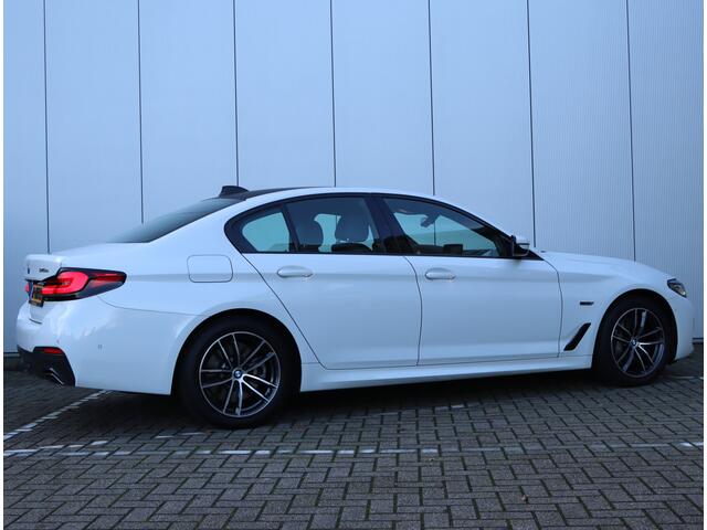 BMW 5-SERIE 545e xDrive | H&K | Head-up | Parkeercamera | M-sport | Leder
