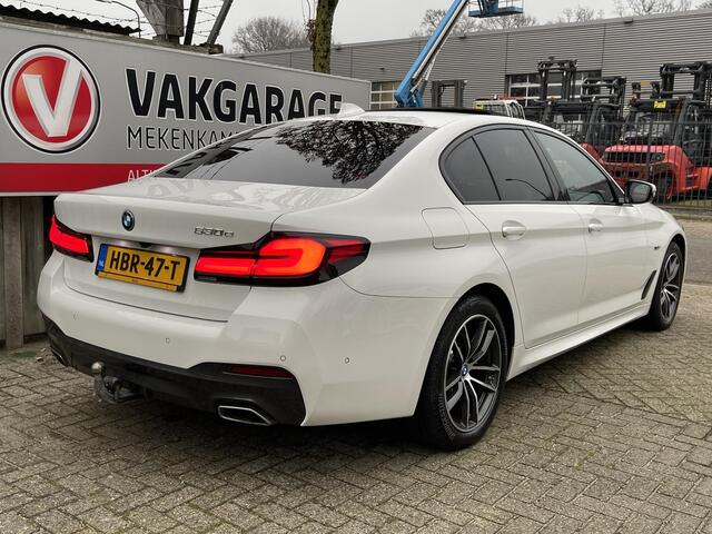 BMW 5-SERIE 530e Business Edition Plus M Sport 18"/Panoramadak/Camera/Stoelverwarming + memory/PDC v+a/LED/Trekhaak