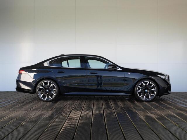 BMW 5-SERIE Sedan 520i | M Sportpakket | Innovation Pack | Travel Pack | Comfort Pack - Hi Five
