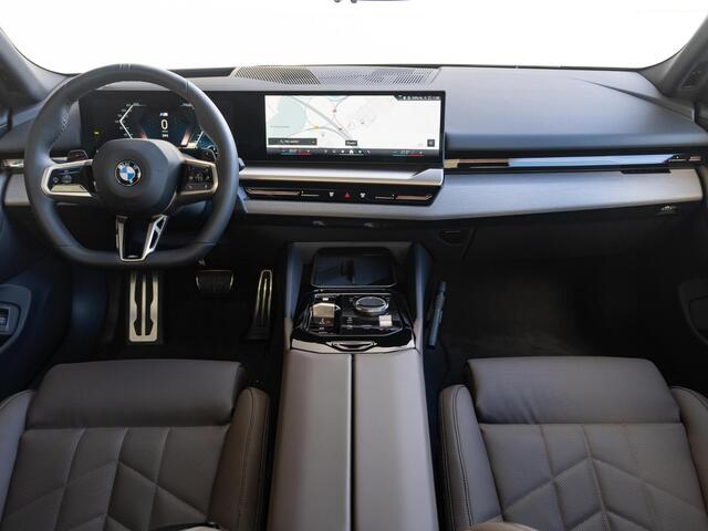 BMW 5-SERIE Sedan 520i | M Sportpakket | Innovation Pack | Travel Pack | Comfort Pack - Hi Five