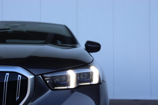 BMW 5-SERIE 520i M Sportpakket/ Innovation Pack/ Travel Pack/ Verwarmd Stuurwiel/ Comfort Access/ panoramadak/ Travel en Comfort System/ Harman Kardon/ Parking Assistant Plus