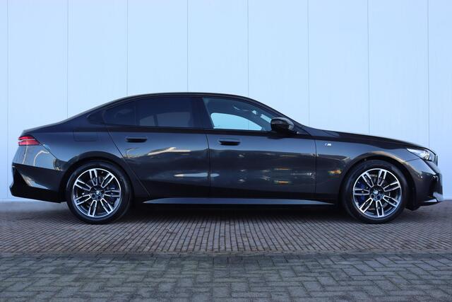 BMW 5-SERIE 520i M Sportpakket/ Innovation Pack/ Travel Pack/ Verwarmd Stuurwiel/ Comfort Access/ panoramadak/ Travel en Comfort System/ Harman Kardon/ Parking Assistant Plus