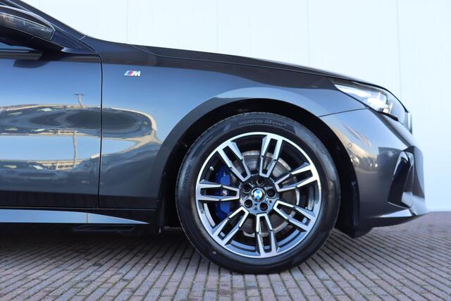 BMW 5-SERIE 520i M Sportpakket/ Innovation Pack/ Travel Pack/ Verwarmd Stuurwiel/ Comfort Access/ panoramadak/ Travel en Comfort System/ Harman Kardon/ Parking Assistant Plus
