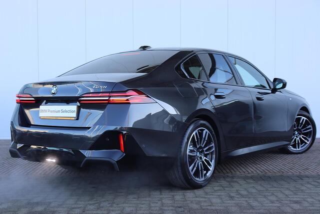 BMW 5-SERIE 520i M Sportpakket/ Innovation Pack/ Travel Pack/ Verwarmd Stuurwiel/ Comfort Access/ panoramadak/ Travel en Comfort System/ Harman Kardon/ Parking Assistant Plus
