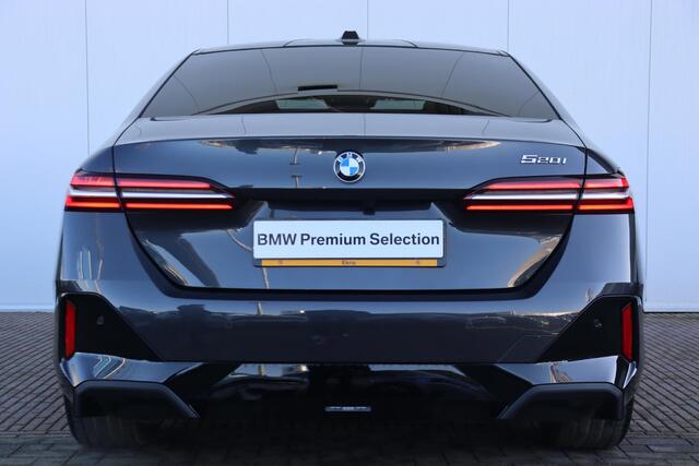 BMW 5-SERIE 520i M Sportpakket/ Innovation Pack/ Travel Pack/ Verwarmd Stuurwiel/ Comfort Access/ panoramadak/ Travel en Comfort System/ Harman Kardon/ Parking Assistant Plus