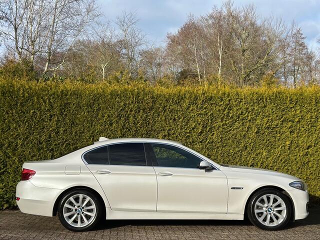 BMW 5-SERIE 520i sedan High Executive Luxury Line Navigatie professional C
