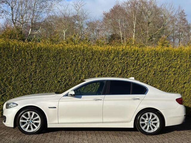 BMW 5-SERIE 520i sedan High Executive Luxury Line Navigatie professional C