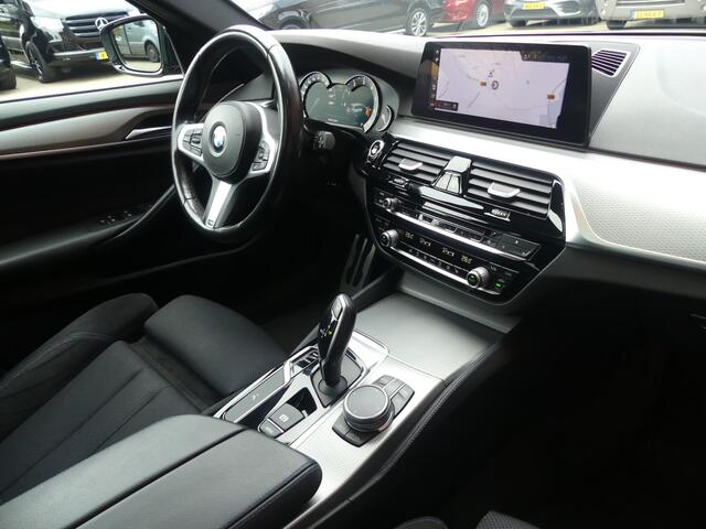 BMW 5-SERIE Touring 530i M-Sport / Carbon zwart / Dealer onderhouden