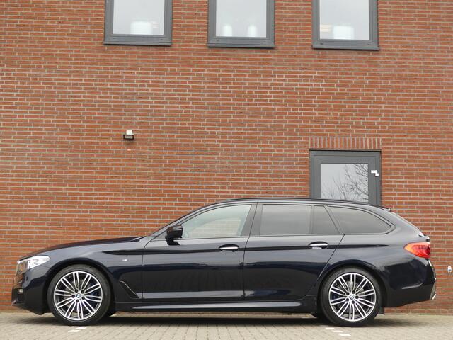 BMW 5-SERIE Touring 530i M-Sport / Carbon zwart / Dealer onderhouden