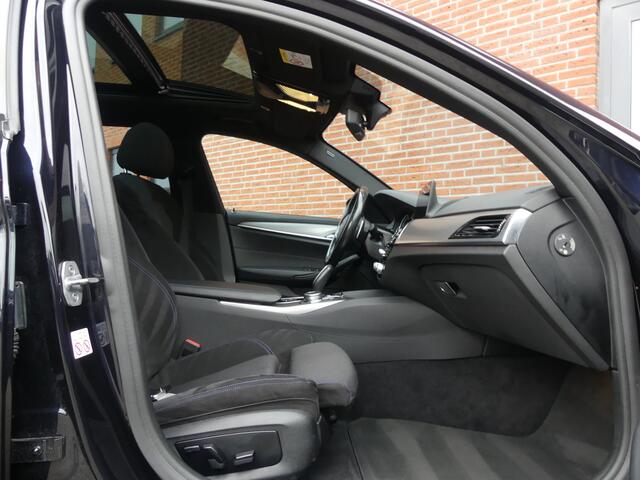 BMW 5-SERIE Touring 530i M-Sport / Carbon zwart / Dealer onderhouden