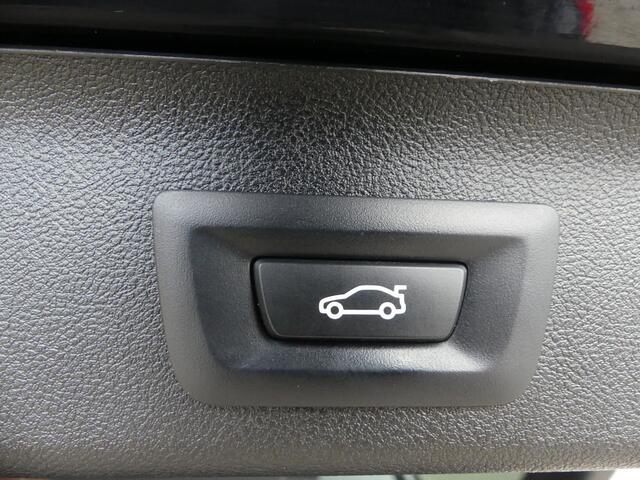 BMW 5-SERIE Touring 530i M-Sport / Carbon zwart / Dealer onderhouden