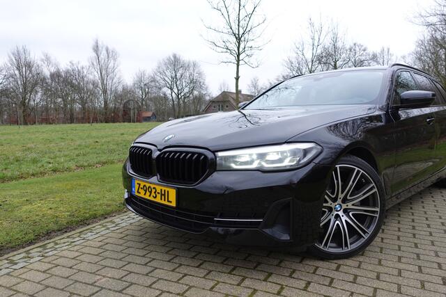 BMW 5-SERIE Touring 520i High Executive Edition | Cruise control | Luchtvering | Stoelverwarming | LED |
