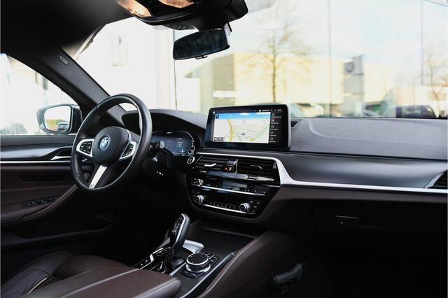 BMW 5-SERIE Touring 530e High Executive M Sport Automaat / Panoramadak / Trekhaak / Stoelverwarming / Active Cruise Control / Live Cockpit Professional / Parking Assistant