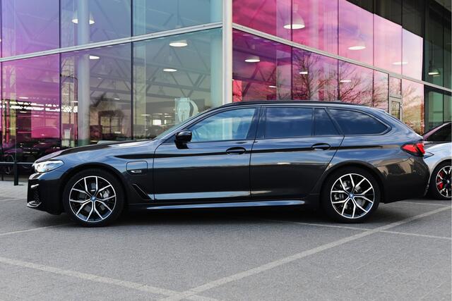 BMW 5-SERIE Touring 530e High Executive M Sport Automaat / Panoramadak / Trekhaak / Stoelverwarming / Active Cruise Control / Live Cockpit Professional / Parking Assistant