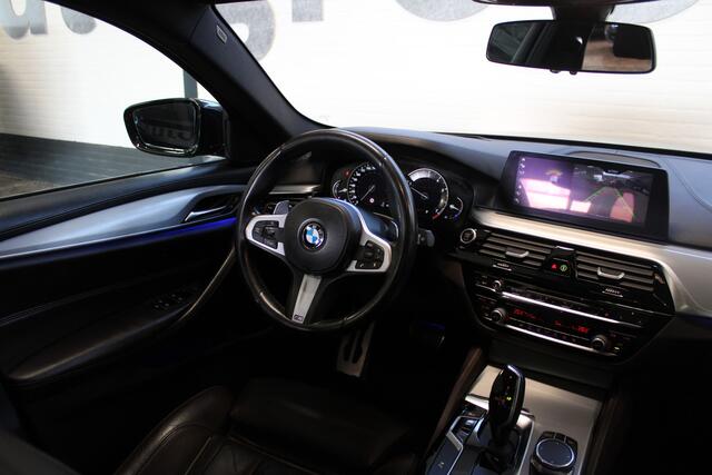 BMW 5-SERIE Touring 530i High Executive M-sport | Incl. 12 maanden garantie | 100% onderhouden | Memory-seats | Parkeercamera | Standkachel | Head-up display | Elektrisch uitklapbare trekhaak | Stoelverwarming | Climate control |