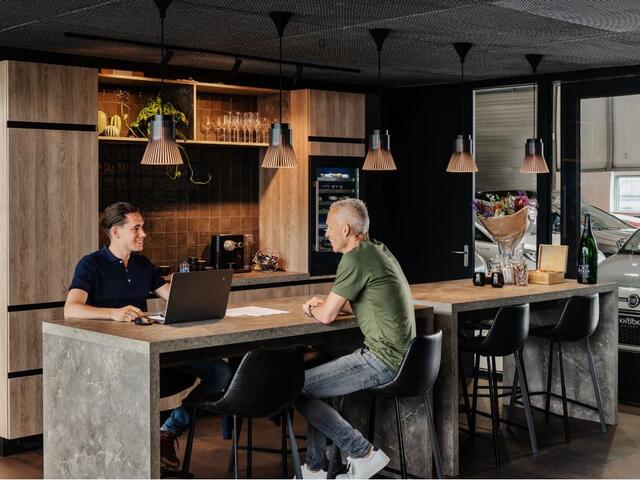 BMW 5-SERIE 520e M-Sport | Schuifdak | Comfortleder + Massage | Driving Ass. Pro | Laser | Live Cockpit Pro