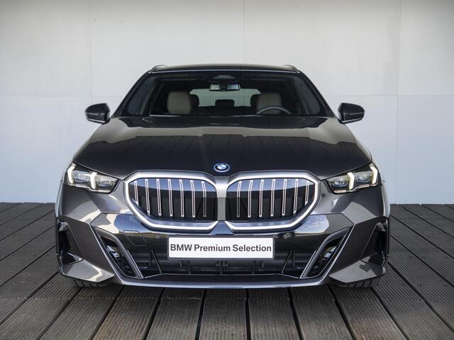 BMW 5-SERIE Touring 530e | M Sportpakket | Travel Pack | Verwarmd Stuurwiel | Harman-Kardon | Elektrisch Verwarmde Voorstoelen | 20''