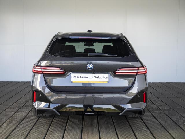BMW 5-SERIE Touring 530e | M Sportpakket | Travel Pack | Verwarmd Stuurwiel | Harman-Kardon | Elektrisch Verwarmde Voorstoelen | 20''
