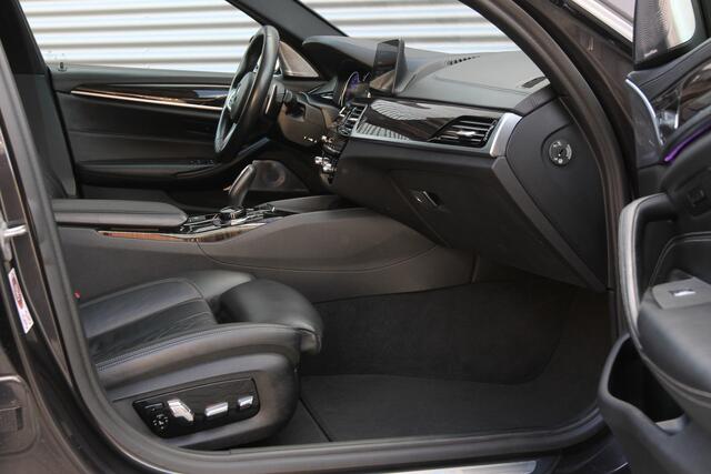BMW 5-SERIE M550i xDrive High Executive I AUT. I 463 PK I LEDER I SCHUIFDAK I CARPLAY