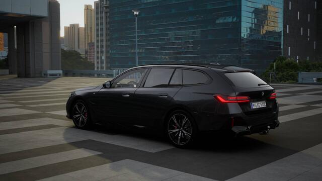 BMW 5-SERIE Touring 530e M Sport Automaat / Panoramadak / Trekhaak / Adaptieve LED / Comfort Access / Parking Assistant Plus / Stoelventilatie / Stuurverwarming