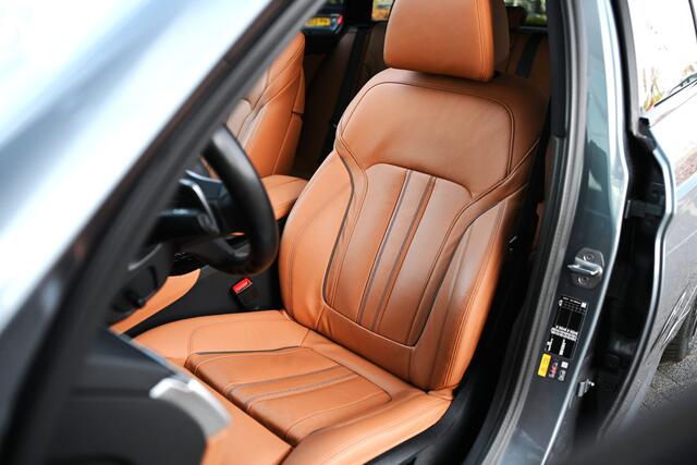 BMW 5-SERIE Touring 530e xDrive High Executive M Sport Automaat / Panoramadak / Trekhaak / Laserlight / Comfort Access / Parking Assistant Plus / Live Cockpit Professional / Adaptief onderstel