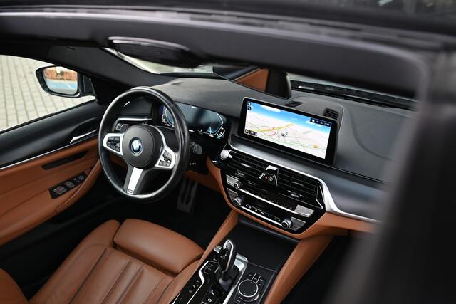 BMW 5-SERIE Touring 530e xDrive High Executive M Sport Automaat / Panoramadak / Trekhaak / Laserlight / Comfort Access / Parking Assistant Plus / Live Cockpit Professional / Adaptief onderstel