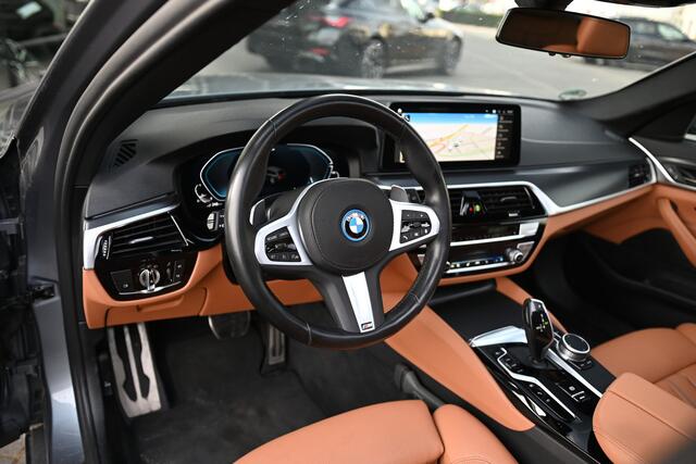 BMW 5-SERIE Touring 530e xDrive High Executive M Sport Automaat / Panoramadak / Trekhaak / Laserlight / Comfort Access / Parking Assistant Plus / Live Cockpit Professional / Adaptief onderstel
