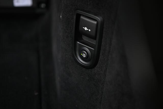 BMW 5-SERIE Touring 530e xDrive High Executive M Sport Automaat / Panoramadak / Trekhaak / Laserlight / Comfort Access / Parking Assistant Plus / Live Cockpit Professional / Adaptief onderstel