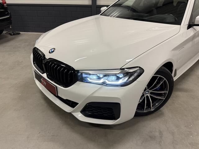 BMW 5-SERIE Touring 530e xDrive M-Sport PANO/HEAD-UP/ADAPTIVE-CHASSIS/ALCANTARA/CAMERA/LIVE-COCKPIT PRO/DAB/STANDKACHEL/SHADOW-LINE/18"/RECENT OH BEURT GEHAD BIJ BMW DEALER