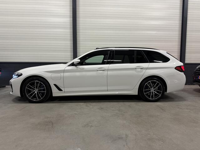BMW 5-SERIE Touring 530e xDrive M-Sport PANO/HEAD-UP/ADAPTIVE-CHASSIS/ALCANTARA/CAMERA/LIVE-COCKPIT PRO/DAB/STANDKACHEL/SHADOW-LINE/18"/RECENT OH BEURT GEHAD BIJ BMW DEALER