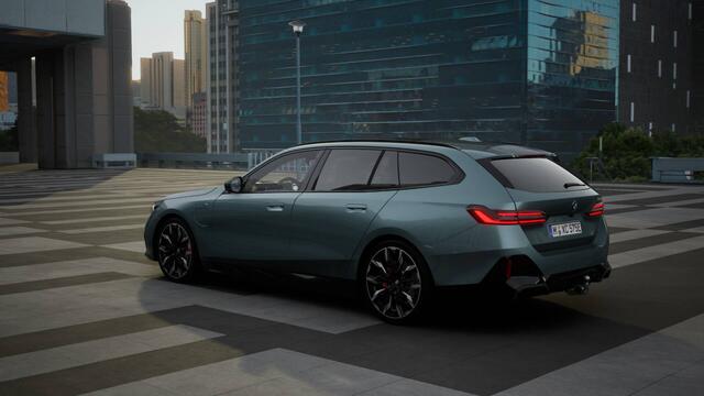 BMW 5-SERIE Touring 530e M Sport Automaat / Trekhaak / Adaptieve LED / Stoelventilatie / Parking Assistant / Stoelverwarming / M Sportonderstel