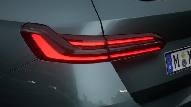 BMW 5-SERIE Touring 530e M Sport Automaat / Trekhaak / Adaptieve LED / Stoelventilatie / Parking Assistant / Stoelverwarming / M Sportonderstel