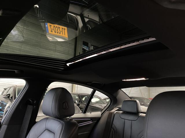 BMW 5-SERIE 520i Business Edition Plus M pakket, Pano, 19inch Sfeerverlichting