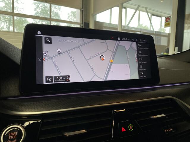 BMW 5-SERIE 520i Business Edition Plus M pakket, Pano, 19inch Sfeerverlichting