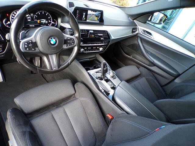 BMW 5-SERIE Touring 530i High Executive M-Sport, Full LED / Trekhaak / Camera + Sensoren / Stoelverwarming / 18' Sportvelgen