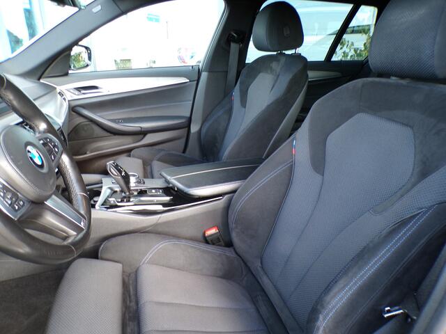 BMW 5-SERIE Touring 530i High Executive M-Sport, Full LED / Trekhaak / Camera + Sensoren / Stoelverwarming / 18' Sportvelgen