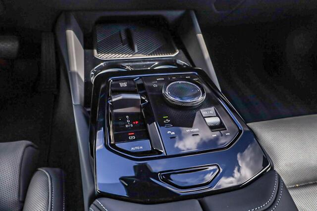 BMW 5-SERIE 550e xDrive | Adapt. LED | Adapt. Cruise | Stoelverwarming | Harman Kardon | 360 Camera | Elek. Trekhaak