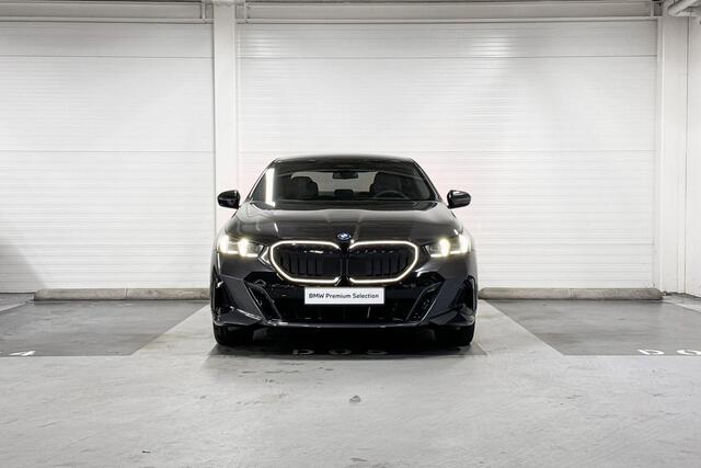 BMW 5-SERIE Sedan 530e | M-Sport Pro | Travel Pack | Innovation Pack | Comfort Pack | Driving Assistant Professional | Bowers&Wilkins | Comfort Access