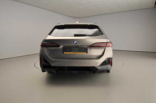 BMW 5-SERIE Touring 520d | M-Sportpakket | LED | HUD | Trekhaak | Active cruise | Keyles go | DAB | Harman-kardon sound | Alu 20 inch