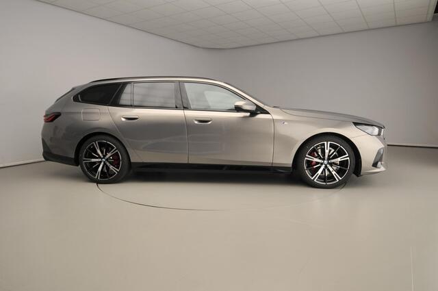 BMW 5-SERIE Touring 520d | M-Sportpakket | LED | HUD | Trekhaak | Active cruise | Keyles go | DAB | Harman-kardon sound | Alu 20 inch