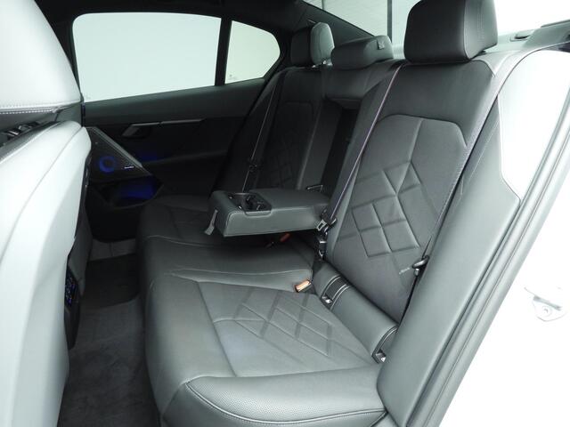 BMW 5-SERIE Sedan 520d M-Sportpakket Pro / Trekhaak / Panodak / Adaptief onderstel / Standkachel / Getint glas / Bower & Wilkens / Alu wielen 21 inch