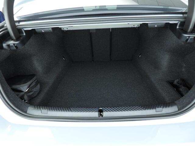 BMW 5-SERIE Sedan 520d M-Sportpakket Pro / Trekhaak / Panodak / Adaptief onderstel / Standkachel / Getint glas / Bower & Wilkens / Alu wielen 21 inch