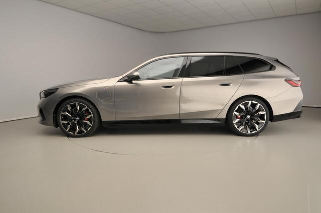 BMW 5-SERIE Touring 530e M-Sportpakket pro / Trekhaak / Panoramadak / Travel Pack / Innovation Pack / Park assist / Alu wielen 21 inch
