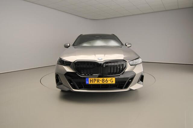 BMW 5-SERIE Touring 530e M-Sportpakket pro / Trekhaak / Panoramadak / Travel Pack / Innovation Pack / Park assist / Alu wielen 21 inch